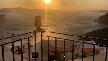 Junior Cave Suite with Caldera Sea Views | Terraza o patio
