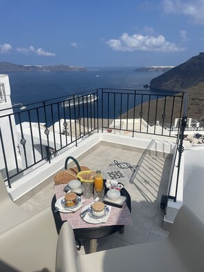 Junior Cave Suite with Caldera Sea Views | Terrace/patio