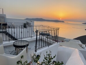 Junior Cave Suite with Caldera Sea Views | Terrace/patio - Doukas Caldera Suites Fira (Santorini)