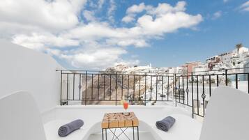 Grand Cave Suite with Caldera Sea Views | Terrace/patio