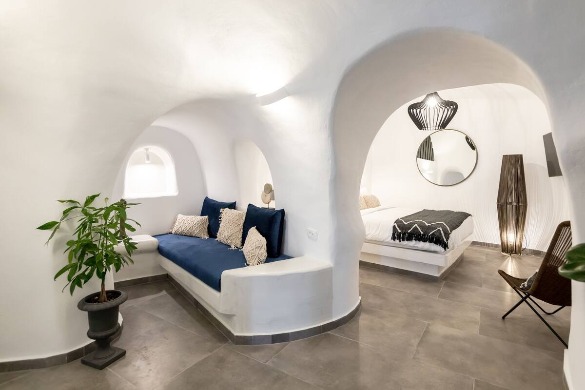 Junior Cave Suite with Caldera Sea Views | 1 室のベッドルーム、低刺激性寝具、セーフティボックス (室内)、アイロン / アイロン台