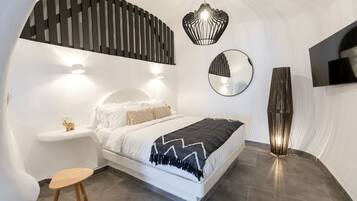 Junior Cave Suite with Caldera Sea Views | 1 habitación y ropa de cama hipoalergénica