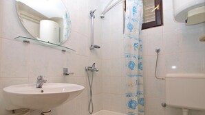 A bathroom with a sink, a bathtub, a toilet, a shower, and a mirror. - Apartment 727/1698 (Istria - Stinjan), 500m from the beach (Stinjan)