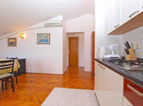 Fridge, stovetop, coffee/tea maker, cookware/dishes/utensils