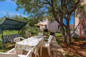 Outdoor dining - Apartment 727/1699 (Istria - Stinjan), 500m from the beach (Stinjan)