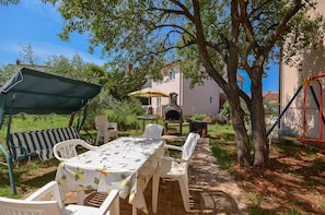 Outdoor dining - Apartment 727/1700 (Istria - Stinjan), 500m from the beach (Stinjan)