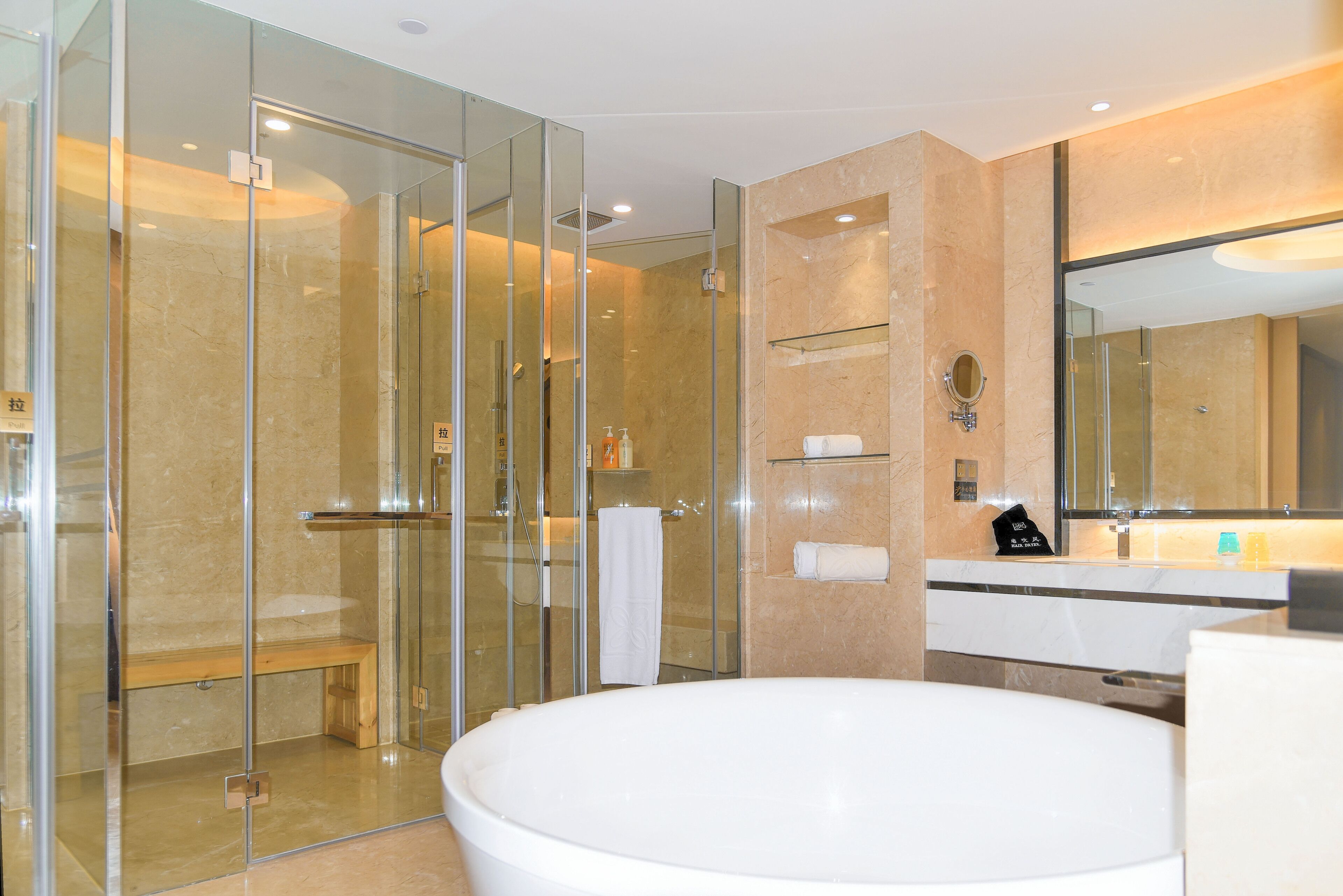 Deluxe Suite | Bathroom | Free toiletries, hair dryer, towels, soap