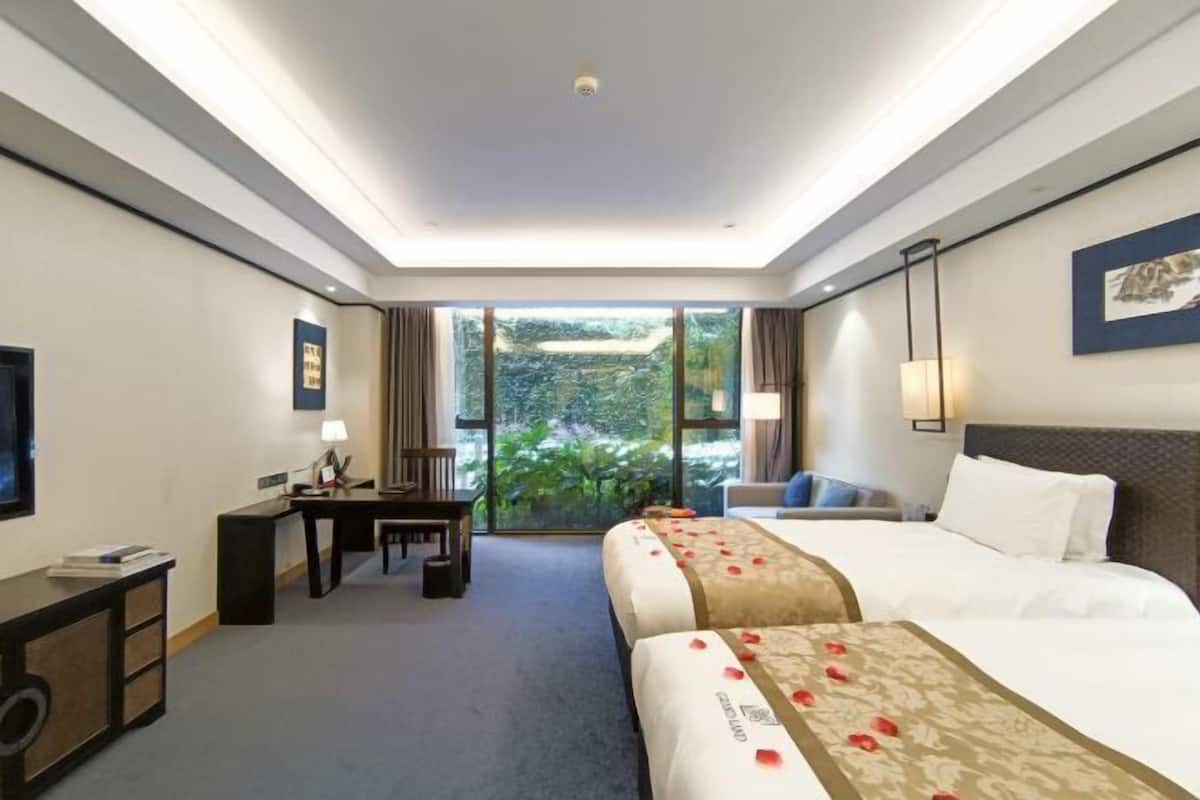 1 bedroom, minibar, desk, rollaway beds