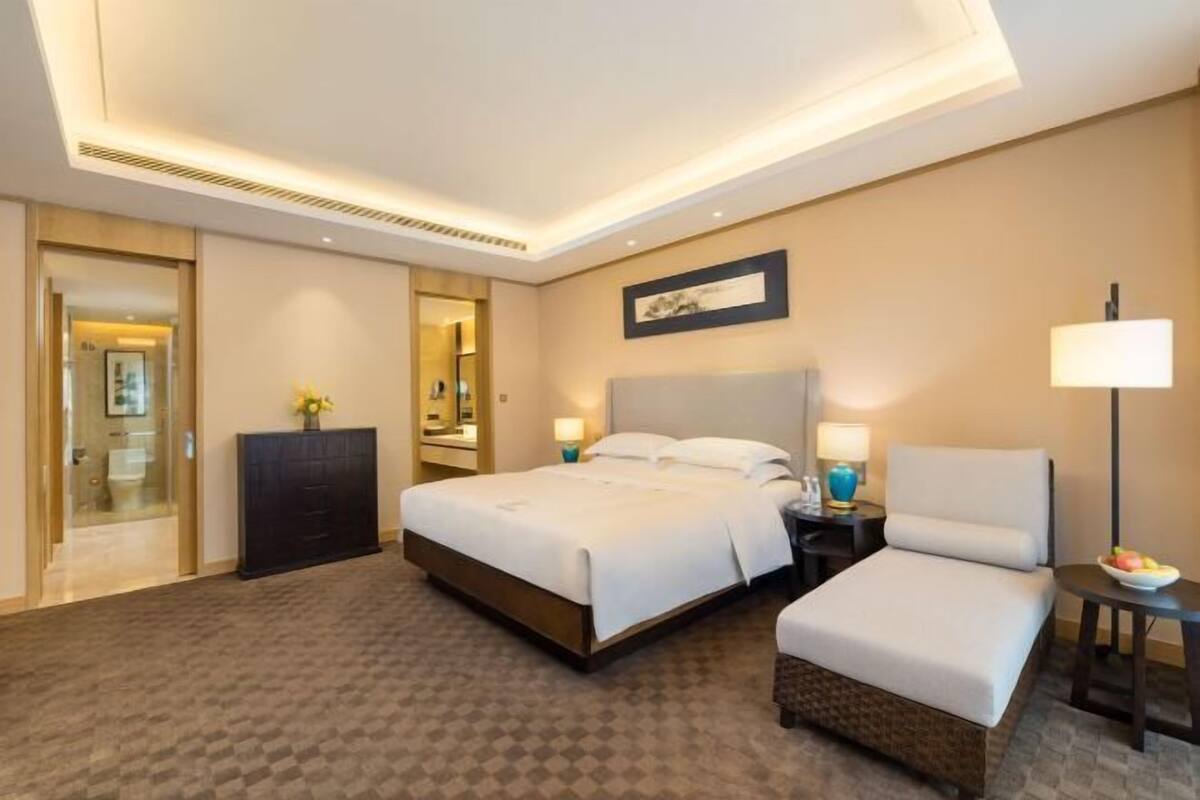 1 bedroom, minibar, desk, rollaway beds