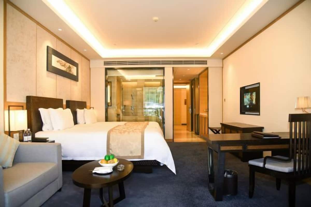 1 bedroom, minibar, desk, rollaway beds