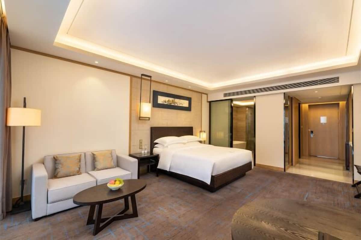 1 bedroom, minibar, desk, rollaway beds