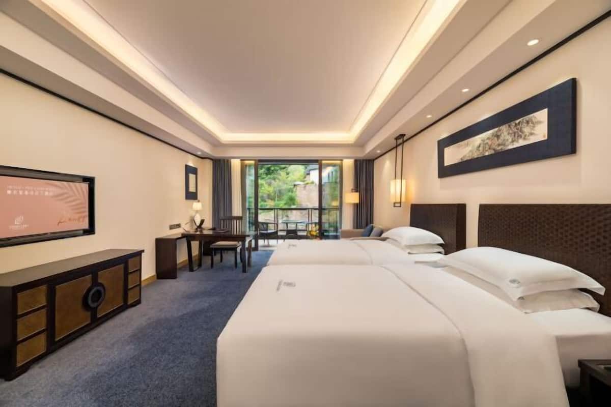 1 bedroom, minibar, desk, rollaway beds