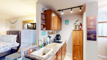 Fridge, microwave, stovetop, coffee/tea maker