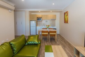 TV - Stylish & spacious 1 BRM king bed apartment with City view (Windsor)