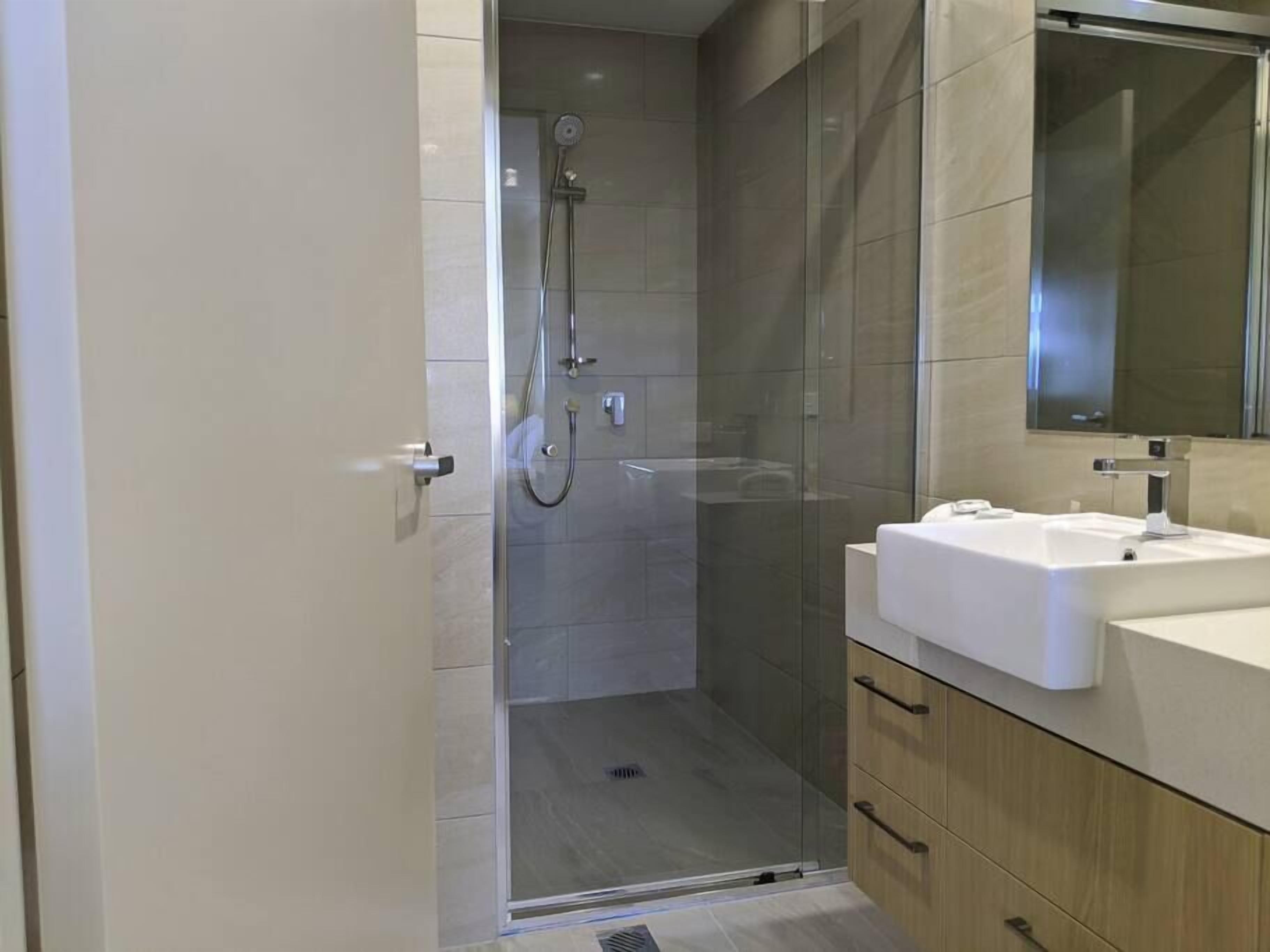 Douche, sèche-cheveux, serviettes fournies