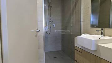 Douche, sĂšche-cheveux, serviettes fournies