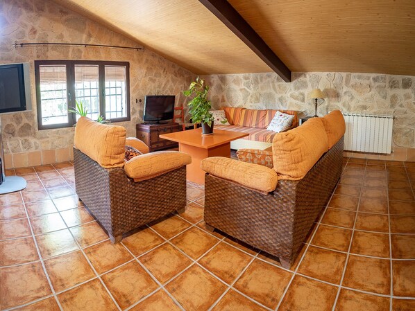 TV, table football, ping pong, stereo