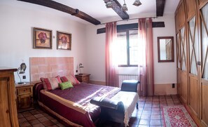 5 bedrooms, iron/ironing board, WiFi, bed sheets