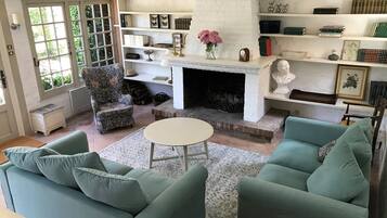 Televisie en een open haard