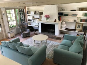 Een televisie en een open haard