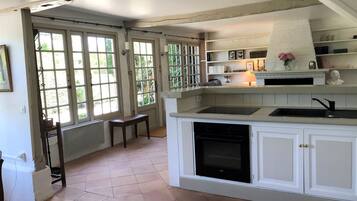 Een koelkast, een microgolfoven, een oven, een vaatwasser