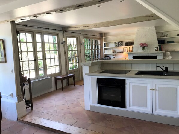 Een koelkast, een magnetron, een oven, een vaatwasser