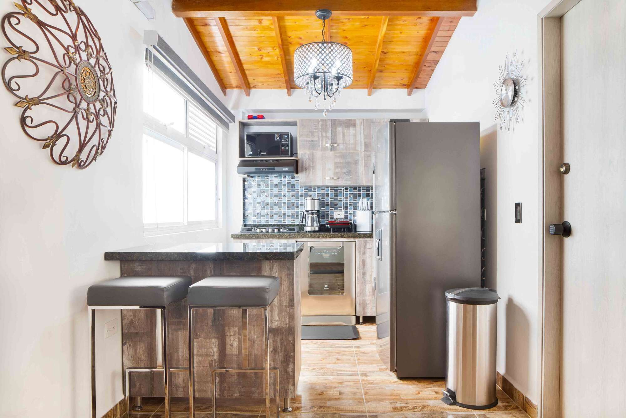 Coffee/tea maker, fridge, microwave, stovetop