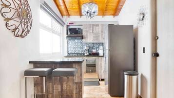 Coffee/tea maker, fridge, microwave, stovetop