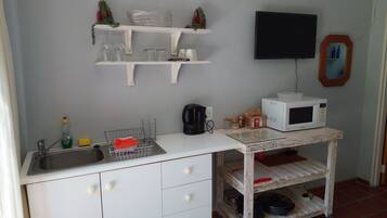 Kühlschrank, Mikrowelle, Herdplatte, Wasserkocher