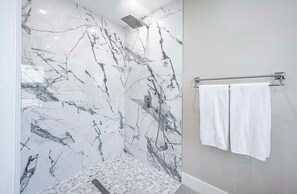 Baignoire, séchoir à cheveux, serviettes fournies
