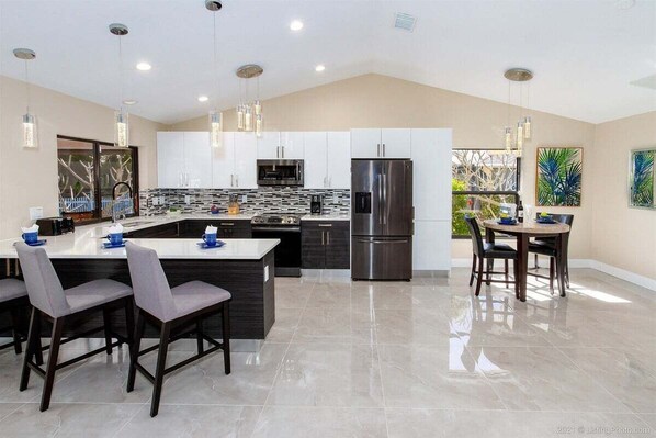 Fridge, microwave, oven, stovetop - Tequila Sunrise - Off Water Home with Jacuzzi and (Cape Coral)