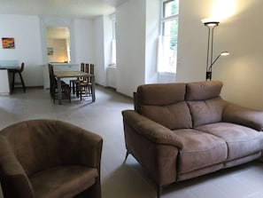 TV - Renovated Stone House, Garden, WIFI, 400m from Sea, Saint-Quay-Perros (Saint-Quay-Perros)