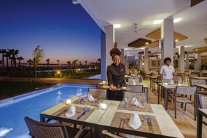5 restaurants; breakfast, lunch, and dinner served