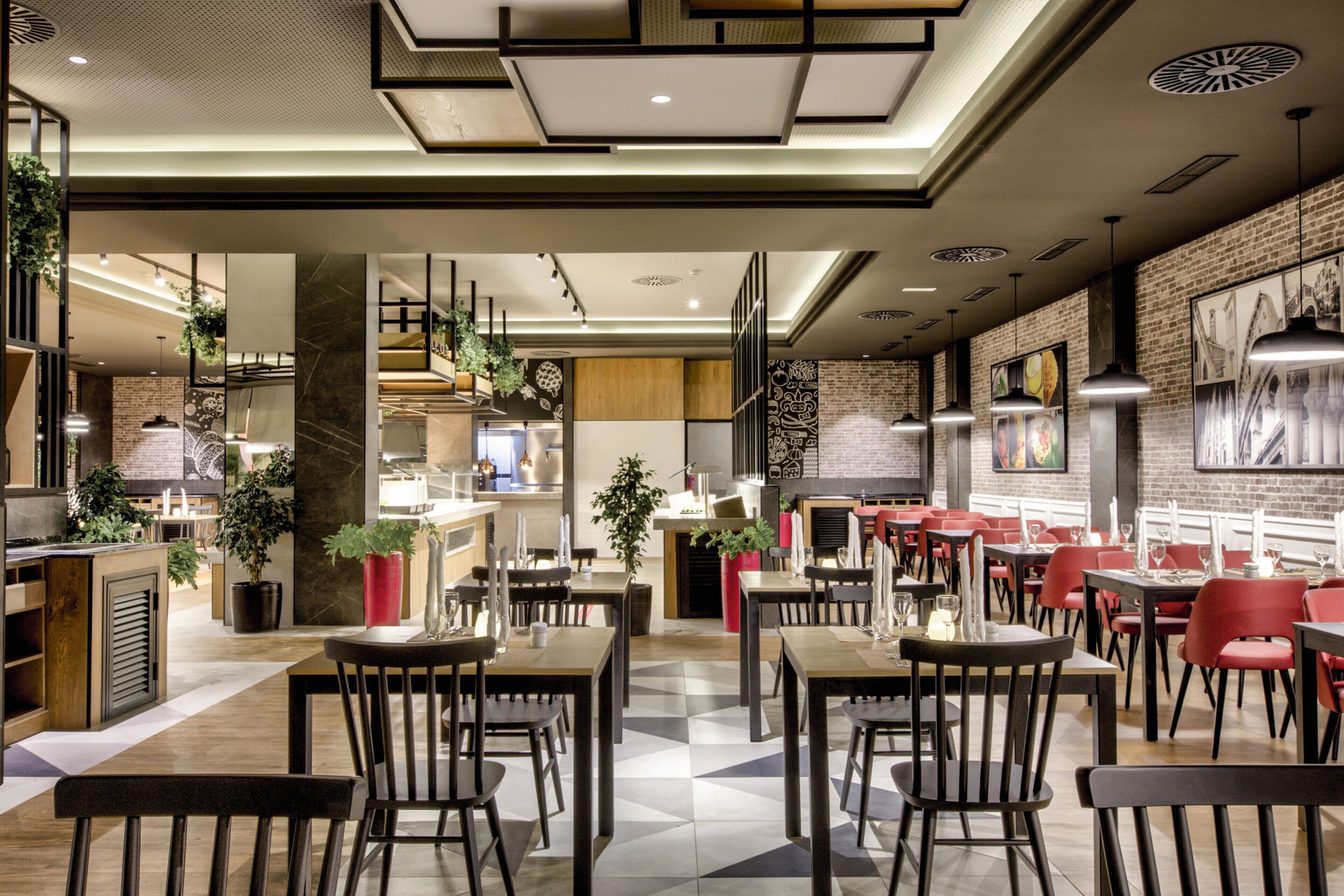 5 restaurantes; se sirven desayunos, almuerzos y cenas