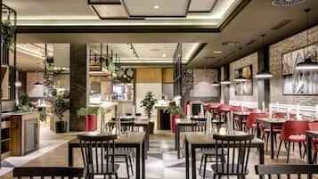 5 restaurantes; se sirven desayunos, almuerzos y cenas