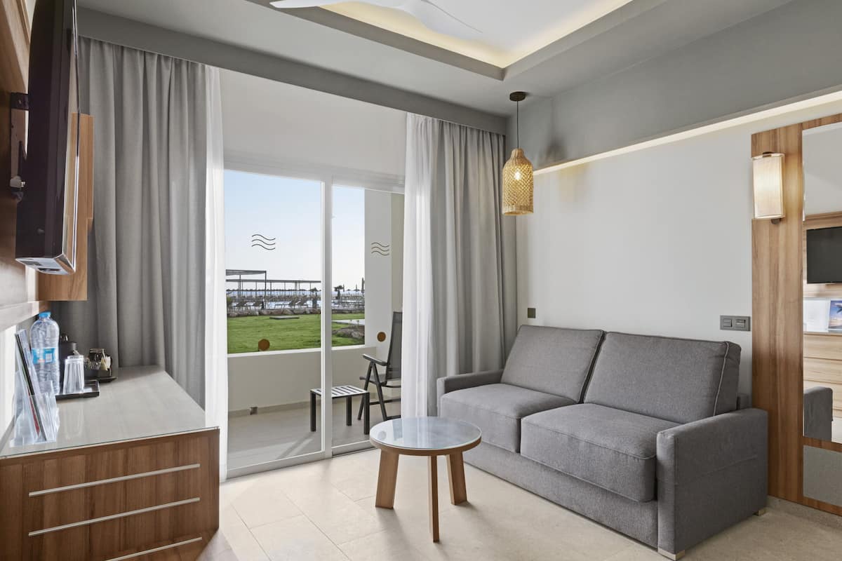 family room | free minibar items, in-room safe, free wifi, bed sheets