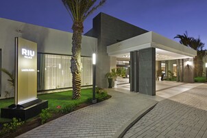 Fachada de la propiedad por la tarde o noche