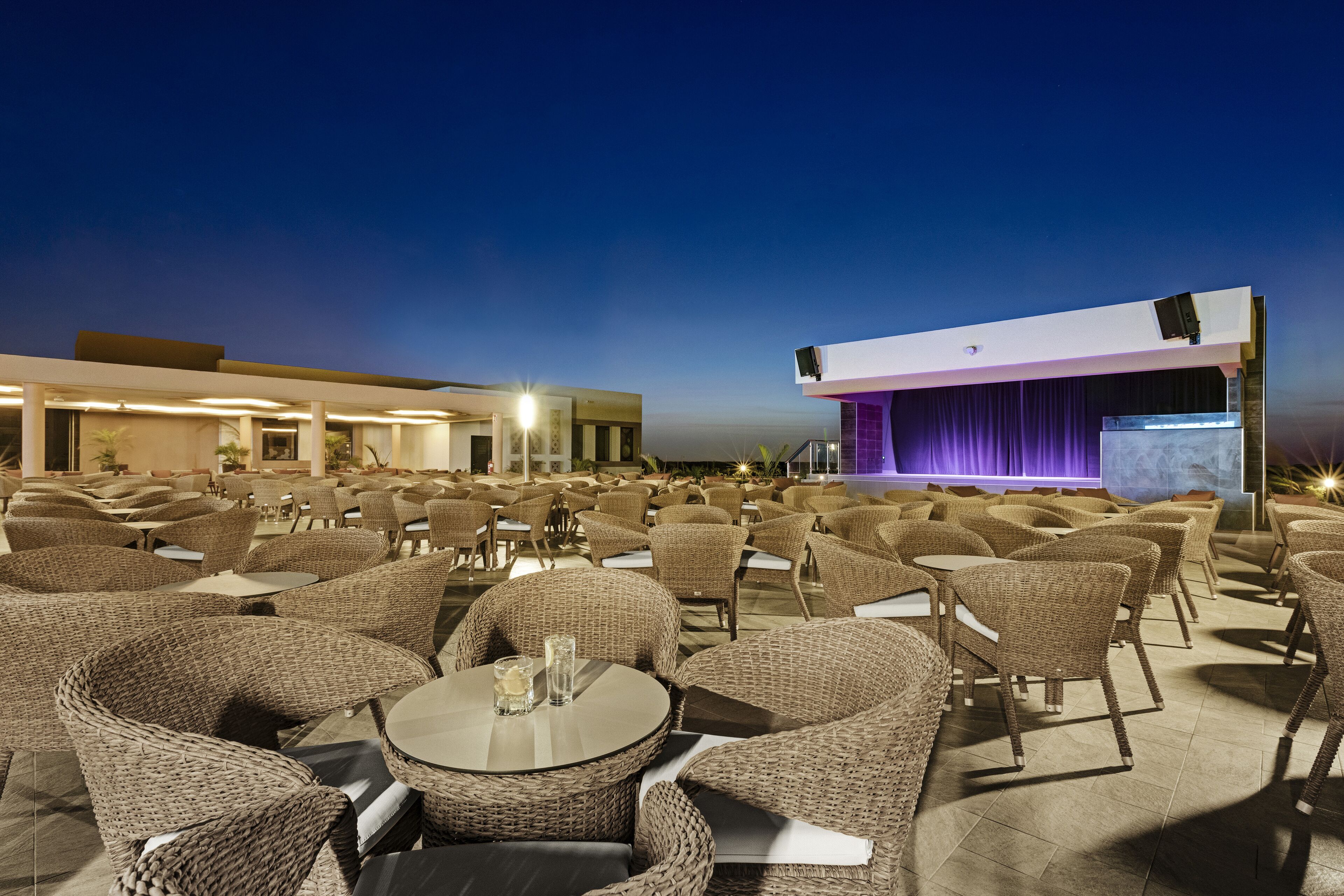 5 bars/lounges, 2 swim-up bars, 2 poolside bars