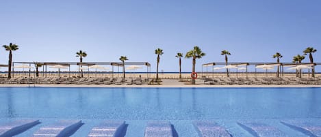 Piscine couverte, 5 piscines extérieures, parasols de plage