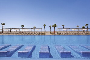 Indoor pool, 5 outdoor pools, pool umbrellas, sun loungers - Hotel Riu Palace Santa Maria - All Inclusive (Sal)