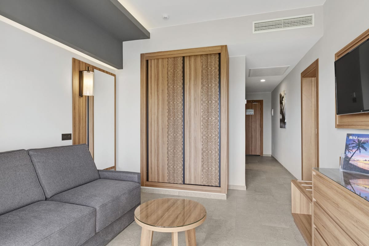 family room | free minibar items, in-room safe, free wifi, bed sheets