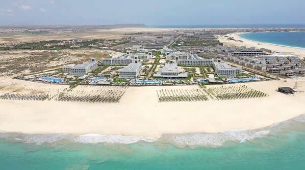 On the beach, sun loungers, beach umbrellas, windsurfing - Hotel Riu Palace Santa Maria - All Inclusive (Sal)