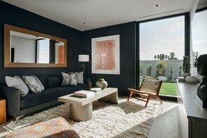 Televisión y chimenea 