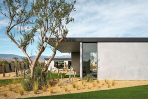 Unclassified image, 5 of 42, button