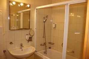 Combined shower/bathtub, hair dryer, towels, soap - Pohorje Village Wellness & Spa Resort (Upravna enota Maribor)