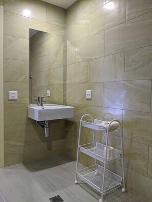 Dusche, Haartrockner, Handtücher