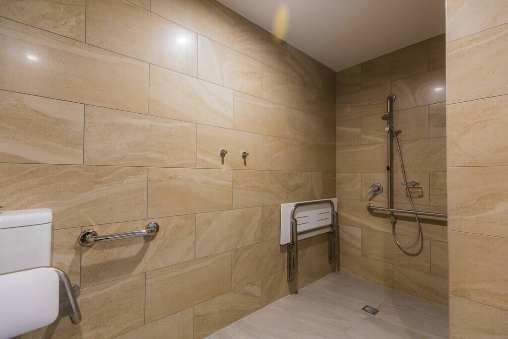 シャワー、ヘアドライヤー、タオル