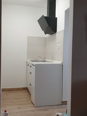 Refrigerador, placa de cocina, utensilios de cocina
