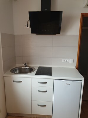Refrigerador, placa de cocina, utensilios de cocina