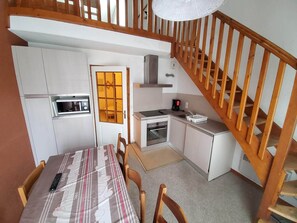 Een koelkast, een oven, een kookplaat, een vaatwasser